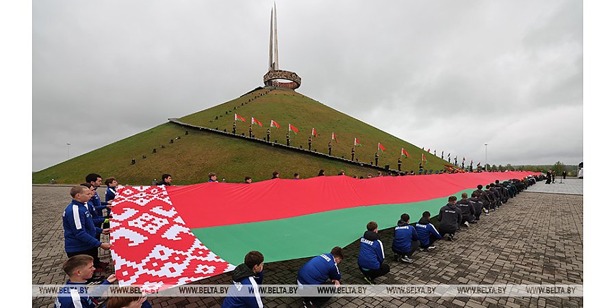 Под звуки марша. На Кургане Славы пронесли 100-метровое полотнище государственного флага 