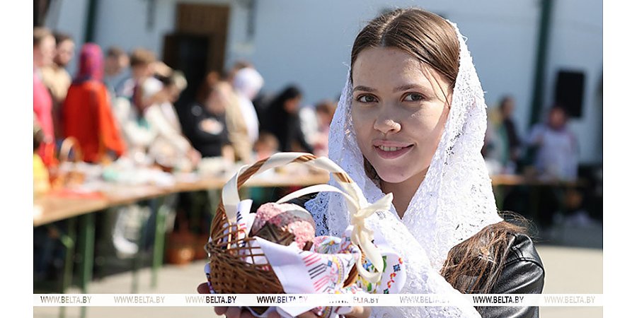 "Этот праздник связан с триумфом жизни". Александр Лукашенко поздравил православных христиан с Пасхой