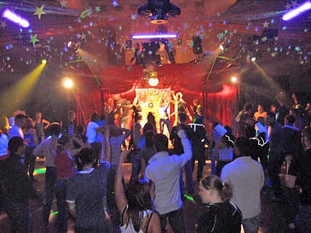 Нет 18 лет — сиди дома