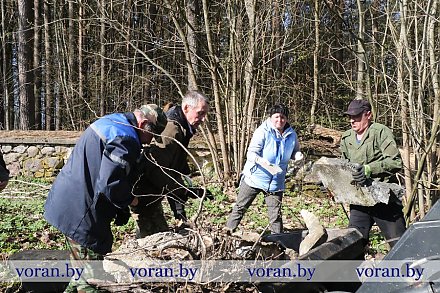 Сохраняя память. Жители агрогородка  Жирмуны в ходе республиканского субботника благоустроили местное кладбище