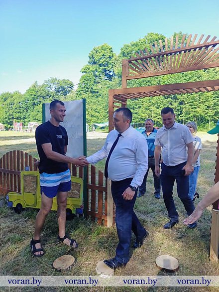 Глава района Александр Часнойть пообщался с участниками турслета. Узнал настроение команд и всех настроил на победу
