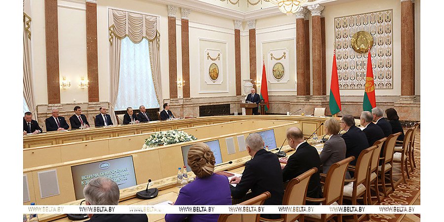 Александр Лукашенко: Конституция стала нашим ориентиром, поистине народным государствообразующим документом