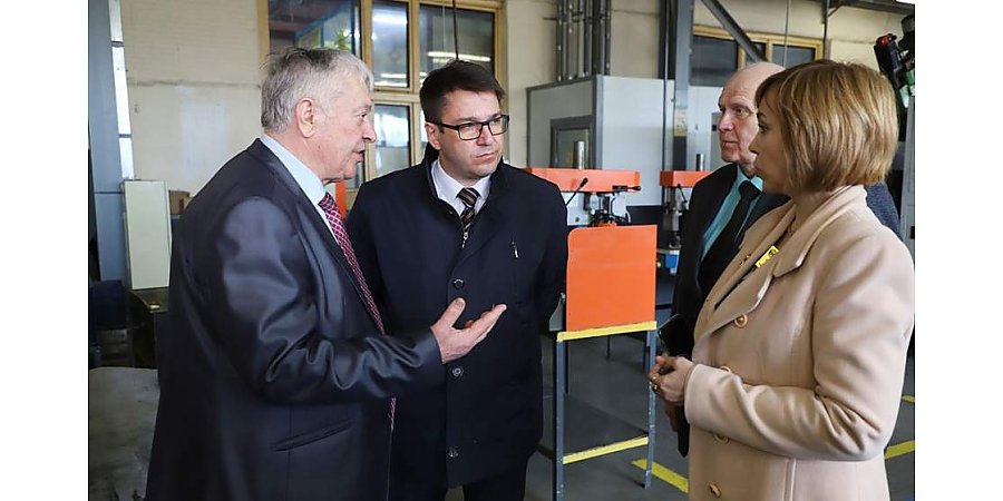 Инклюзивному трудоустройству – особое внимание. Заместитель председателя облисполкома Виктор Пранюк посетил гродненское предприятие «Цветлит»