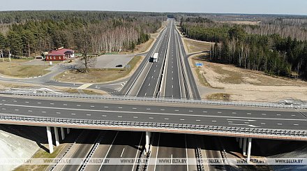 Александр Лукашенко знакомится с работой стеклозавода "Неман" и реконструкцией автодороги M6