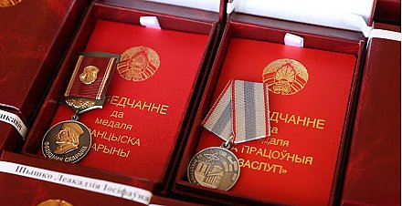 Роман Головченко вручил госнаграды представителям различных сфер