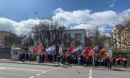 Возле посольства Германии в Минске белорусы собрались на пикет против надругательства над государственным флагом страны