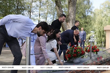 «Нас объединяет общая память». Участники IV Съезда малых городов посетили мемориальный комплекс «Шауличи»