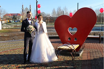 В новом сквере для влюбленных в Ивье в день «Дажынак-2018» встретили первую свадьбу