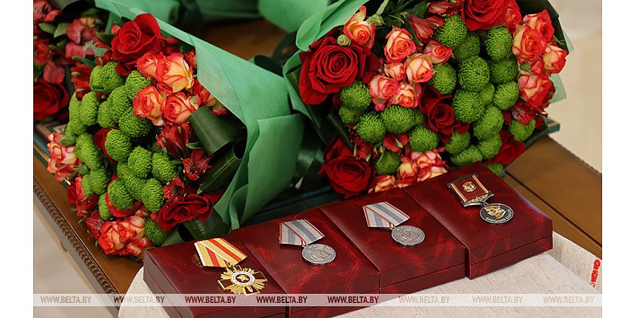 В гостях у Президента. Лукашенко вручил награды Роме Когодовскому и спасшим его медикам