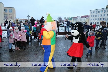 Вороновщина присоединилась к областной акции «Новогодние огни». Зажженные от главной елки праздничные огоньки уехали во все агрогородки района (Фото)