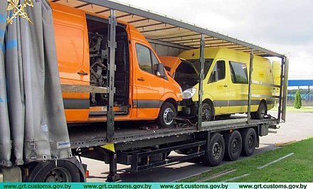 При оформлении «матрешки» из автомобилей в пункте пропуска "Бенякони" таможенники установили факт недекларирования одного из авто (+видео)