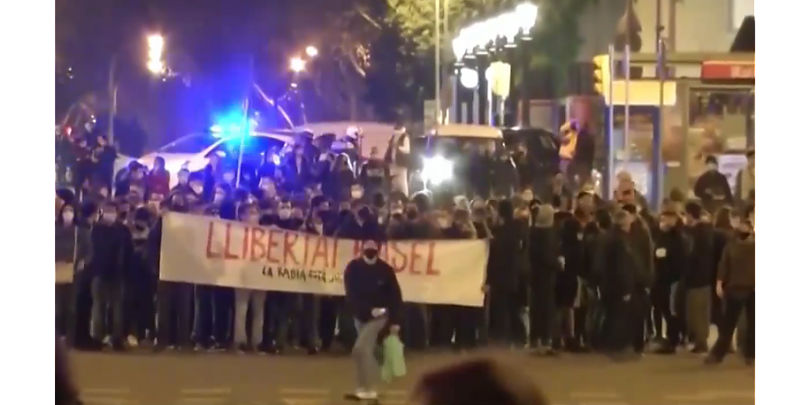 Барселона в огне: протестующие забросали полицию камнями, бутылками и файерами (видео)