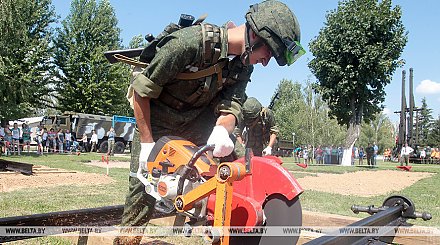 Лукашенко поздравил личный состав и ветеранов транспортных войск с профессиональным праздником