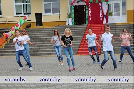 Весело и креативно в Жирмунах отметили День молодежи (Фото, Будет дополнено)