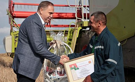 Председатель облисполкома Владимир Караник поздравил первого в области комбайнера-четырехтысячника