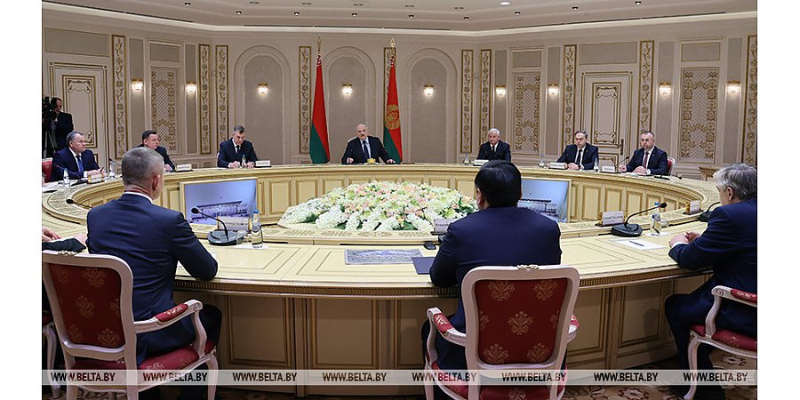 Александр Лукашенко в новом году продолжает практику встреч с главами российских регионов