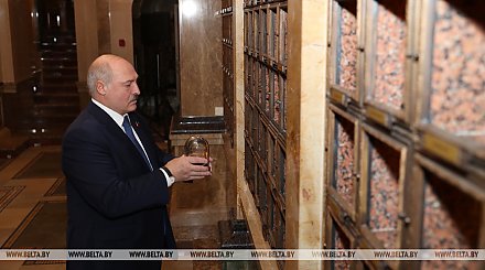 Лукашенко принял участие в церемонии закладки капсул с землей из мест воинской славы в Минске