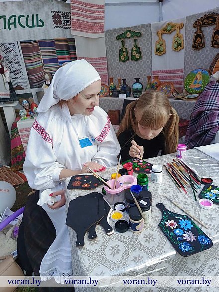 Спадчынай жывём — душой багацеем. На “Дажынках” воранаўскія майстры знаёмяць з рамёствамі продкаў