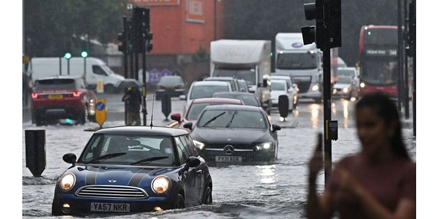 В Лондоне из-за сильных дождей затопило дороги