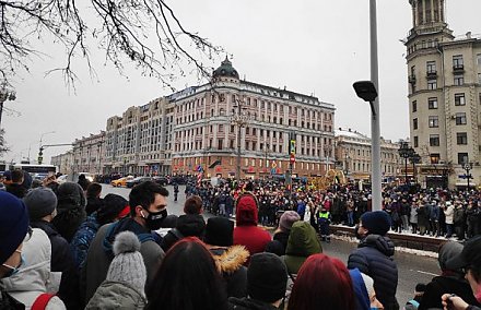 Протесты в России: участники блокировали улицы и провоцировали ОМОН