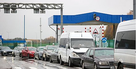 "Дети всю ночь плакали, не знали, как улечься в машине". Многодетная мама из Германии о закрытии границы Литвой