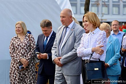 Почетные гости ознакомились с площадками Фестиваля книги и прессы в Лиде