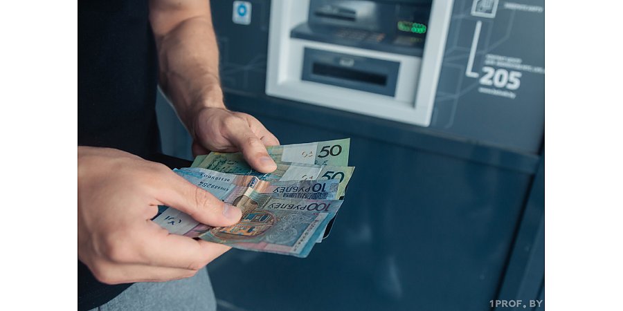 Названы зарплаты, которые чаще всего получают белорусы