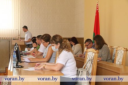 На заседании Вороновского райисполкома рассмотрели вопрос о подготовке к уборочной кампании