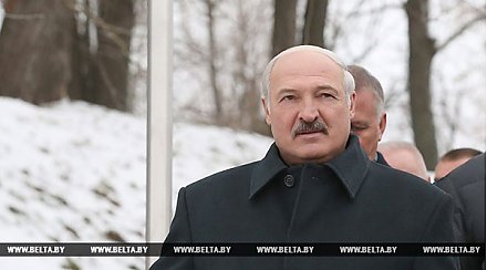Лукашенко поручил в 2017 году вернуть среднюю зарплату на уровень $500