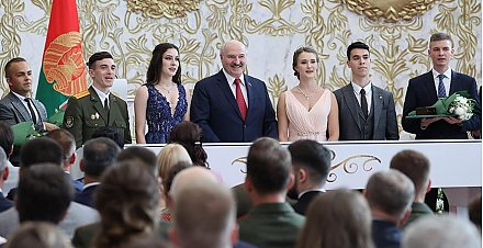 "Будущее непременно за вами". Почему Алекссандр Лукашенко всегда поддерживает молодое поколение
