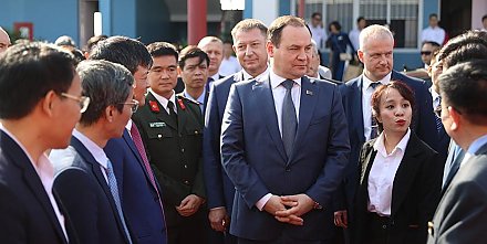 Премьер-министр Беларуси посещает акционерное общество "МАЗ Азия" во Вьетнаме