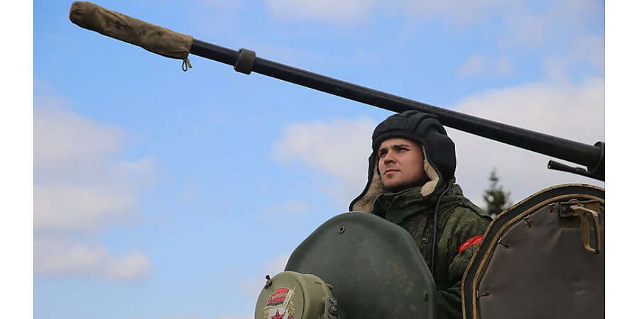 Колонны бронетехники и автомобилей выдвинулись в район проверки боевой готовности ВС