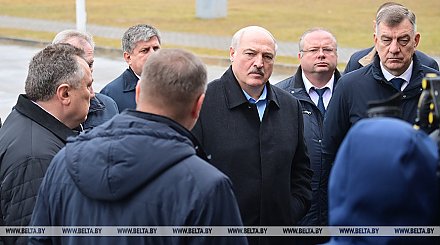 Александр Лукашенко знакомится с производством картона на Добрушской бумажной фабрике
