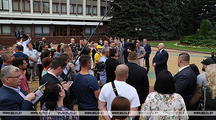 Лукашенко пообещал объявить в Бресте референдум по поводу судьбы аккумуляторного завода