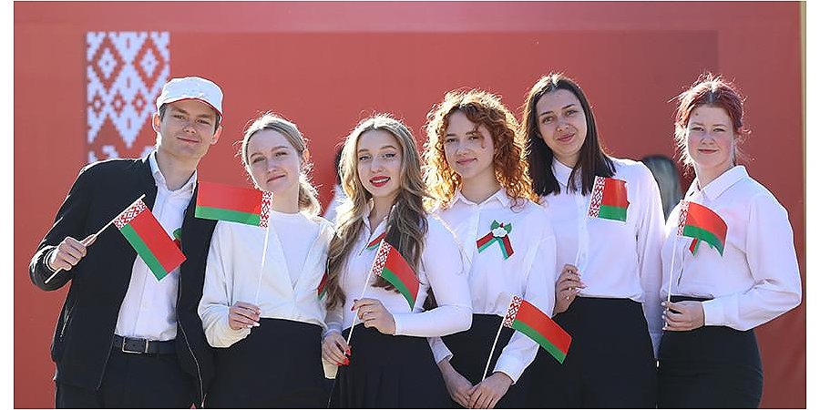 Александр Лукашенко поздравил молодежь: пусть увлеченность своим делом и любовь к миру приведут вас к успеху