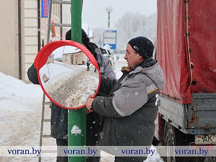 Новые «глаза» перекрестков. В городском поселке Вороново установили пять дорожных сферических зеркал