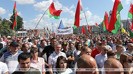 "Мы разные, но Беларусь у нас одна" - митингующие на площади Независимости в Минске приняли петицию в поддержку мира
