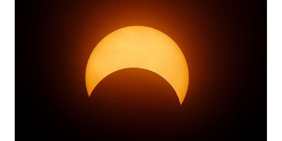 Жители Земли сегодня увидят затмение Солнца