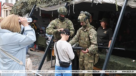 Боевые машины, пожарная лестница, стрелковый тренажер. Чем удивляет выставка техники на празднике в Гродно