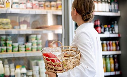 Такого на прилавках быть не должно. В Гродненской области выявлены случаи реализации пищевой продукции с истекшим сроком годности