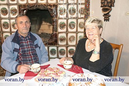 Несмотря на годы и погоду за окном, супруги Надежда Алексеевна и Владимир Николаевич Копть из Начи золотой возраст встречают с весенними трелями в душе