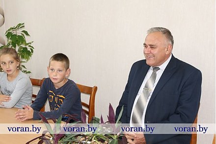 Тяжеловесный школьный портфель ребятам из Радунского СПЦ помог собрать глава Вороновского района