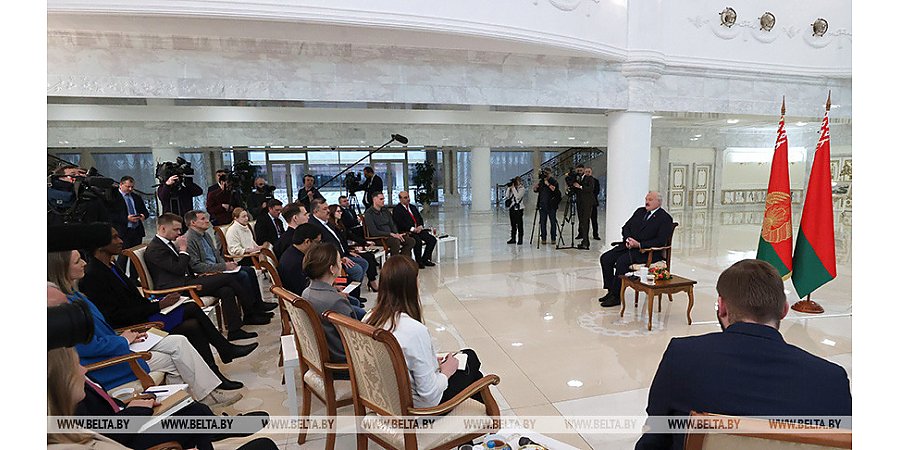 Александр Лукашенко отвечает на вопросы зарубежных и белорусских СМИ, но "Большой разговор" еще впереди