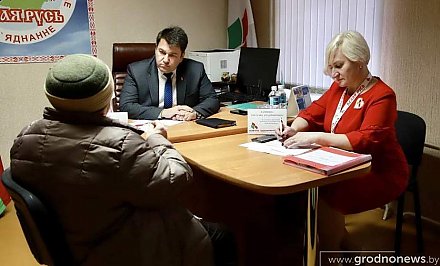 Заместитель председателя облисполкома Виктор Пранюк провел прием граждан в общественной приемной «Белой Руси»