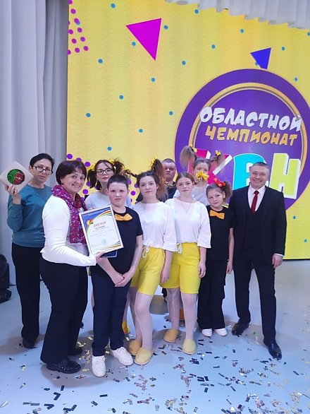 Команда "Электровеники в тапочках" Конвелишской средней школы блеснула юмором на областном чемпионате КВН