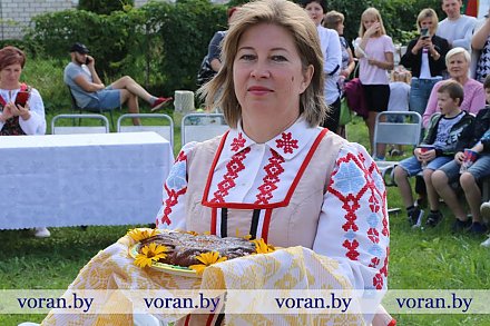Шчасця, долі ды хлеба ўволю. Жадалі работнікі культуры землякам на свяце хлеба ў Беняконях