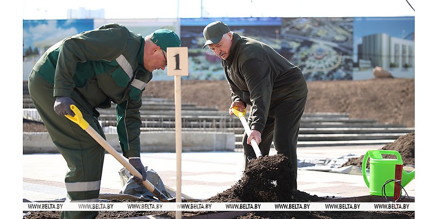 Александр Лукашенко на субботнике работал на площадке Национального исторического музея 