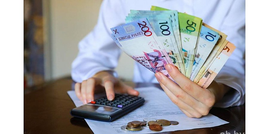 Сколько в Беларуси платят за час работы в разных секторах экономики