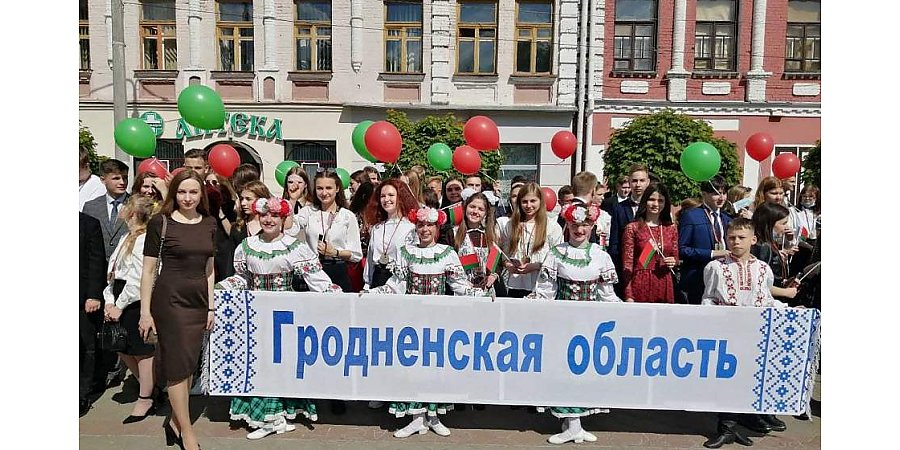 «Приятно быть в числе лучших». Республиканский последний звонок прозвенел для выпускников школ Гродненской области