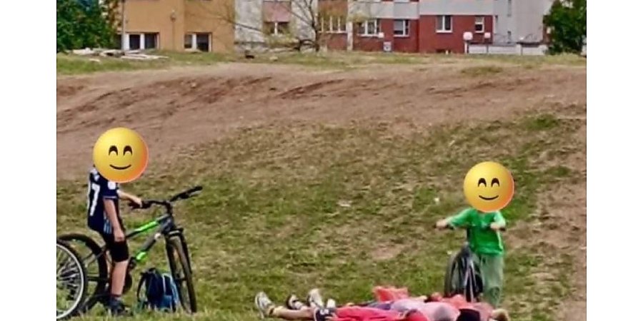 Прыгали на велосипедах через сверстников: в Лиде дети устроили опасные игры